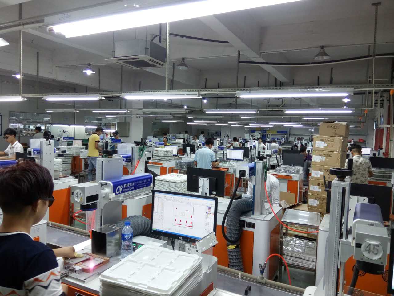 聯(lián)想手機外殼激光打標(biāo)現(xiàn)場圖