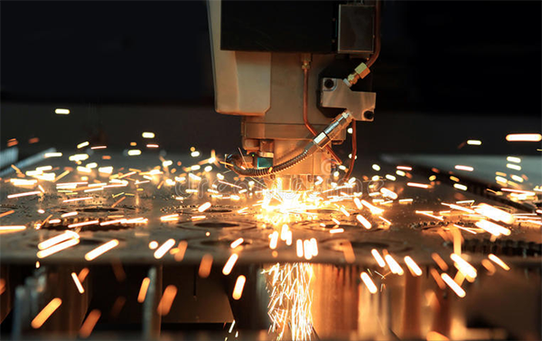 加工行業(yè)的快速發(fā)展，激光設(shè)備發(fā)展駛?cè)肟燔嚨溃?3